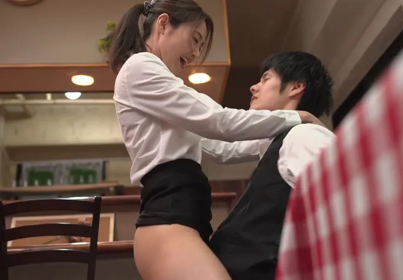 Cậu trai trẻ xoạc nữ đồng nghiệp có anh xã nhưng ông xã “yếu”